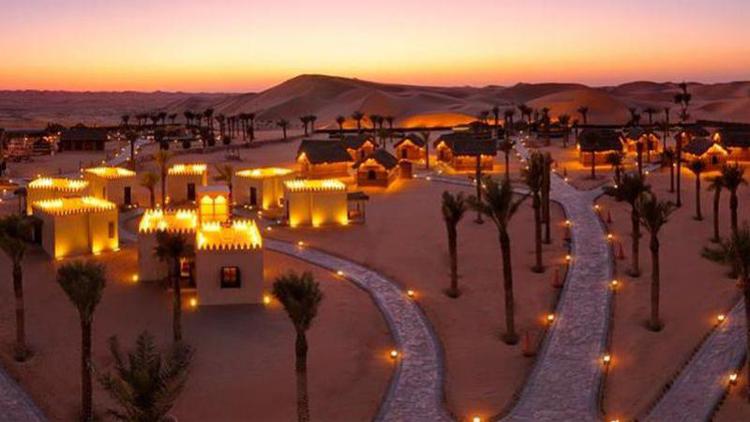 Fare sport sulle dune del deserto di Al Khatim e rilassarsi in case fatte di palme o nella torre del forte