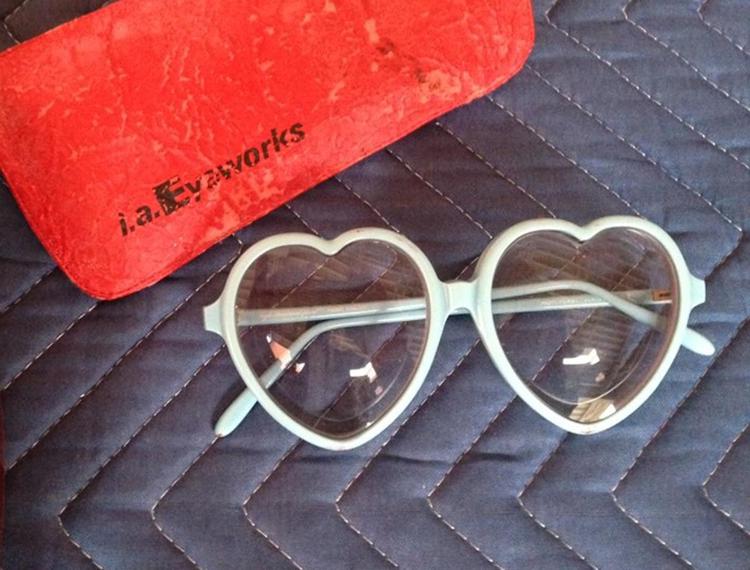 L'immagine degli occhiali rubati di Elton John pubblicata sulla pagina Fecebook del Rock 'n' Soul Museum di Memphis