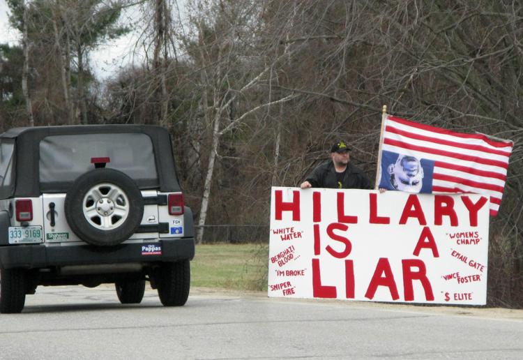 Un cartello di protesta contro Hillary Clinton a Concord, nel New Hampshire. (Foto Afp)