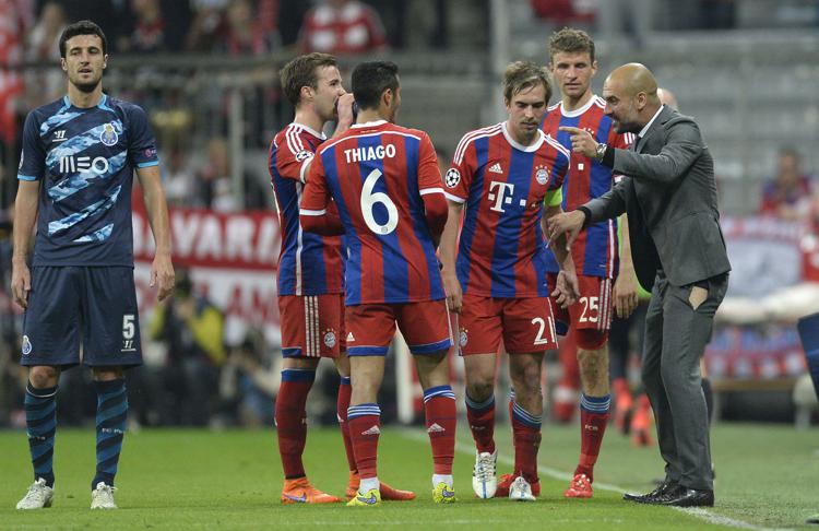 Il tecnico del Bayern Monaco Pep Guardiola nella sfida con il Porto (Foto Afp)  - AFP