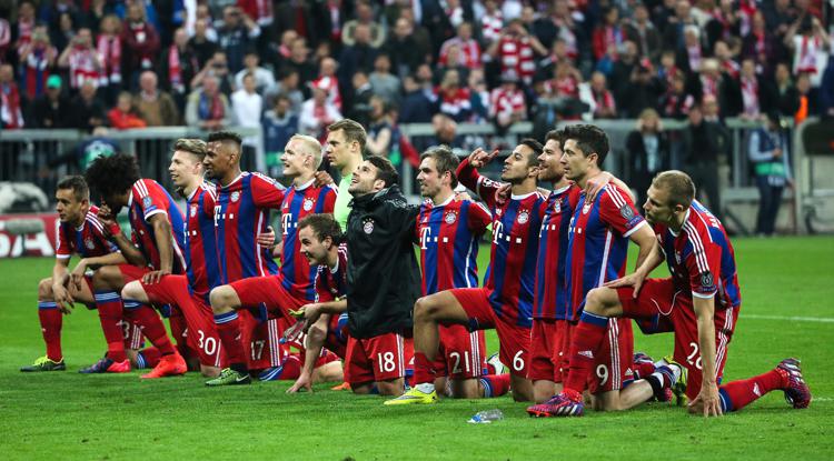 Il Bayern Monaco celebra la vittoria con il Porto (Foto Infophoto) - INFOPHOTO