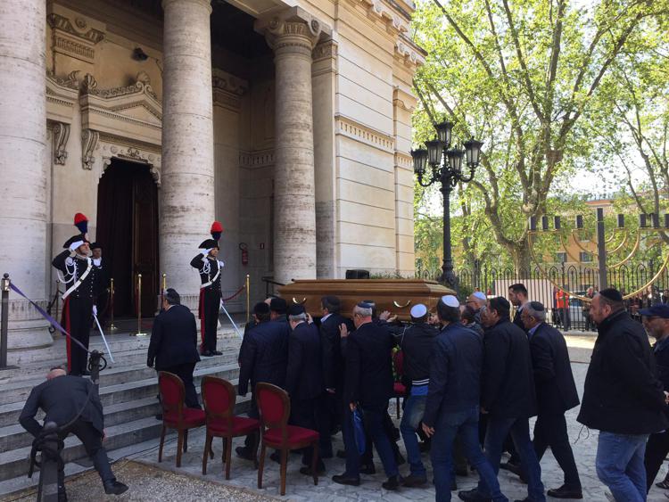 Addio a Elio Toaff, centinaia di persone in Sinagoga a Roma per l'ultimo saluto