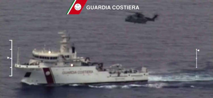 Tragedia al largo della Libia, affonda barcone: si temono 700 morti