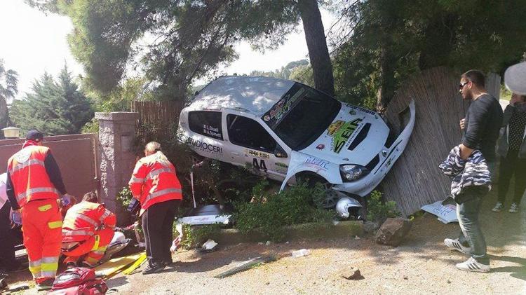L'auto ribaltata e i soccorsi ai feriti (foto tratta dal profilo Facebook di Giacomo Cardenti)