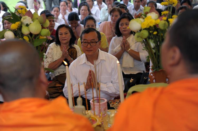 Il leader dell'opposizione cambogiana  Sam Rainsy in preghiera a Choeung Ek  - (foto AFP)
