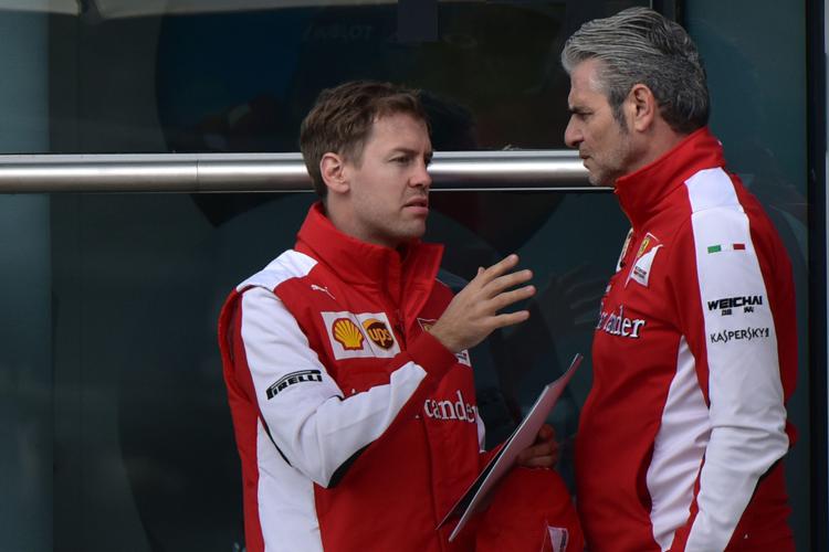 Sebastian Vettel a colloquio con il team principal della Ferrari, Maurizio Arrivabene. (Foto AFP) - AFP