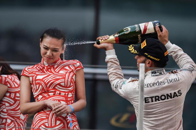 F1: Hamilton, champagne contro hostess? Non volevo offendere nessuno