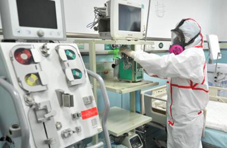 Thirteen quarantined in Sardinia after nurse catches Ebola