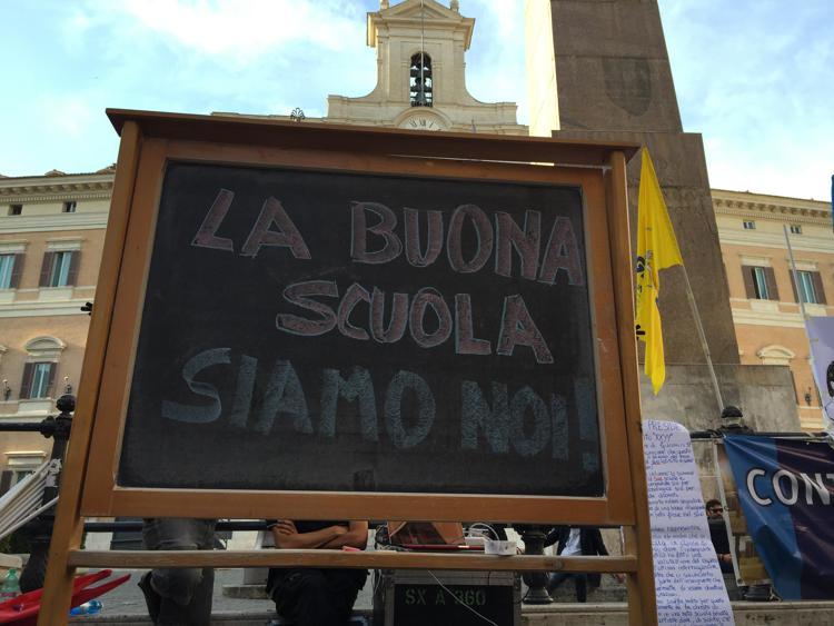 Scuola: docenti con lavagna in piazza Montecitorio, Renzi nel mirino