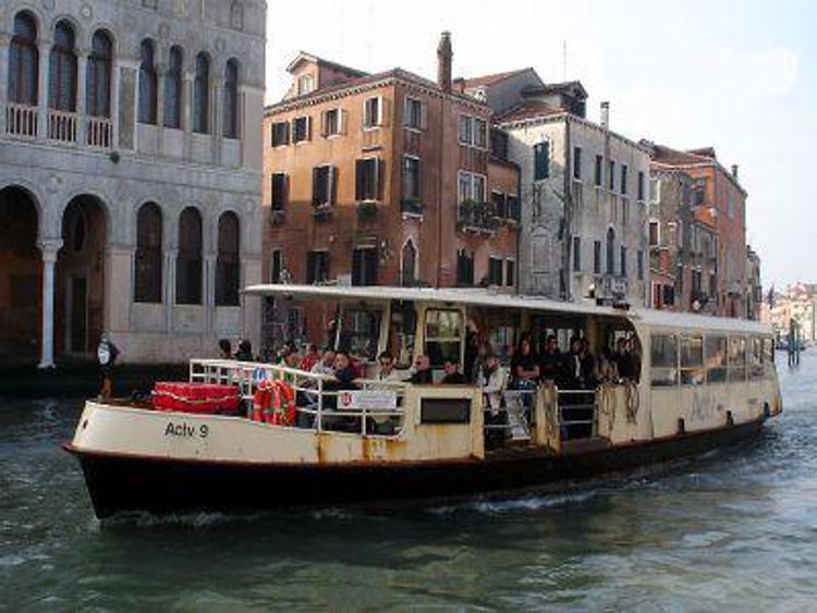 Venezia: ruba un vaporetto e si schianta contro cimitero isola di San Michele