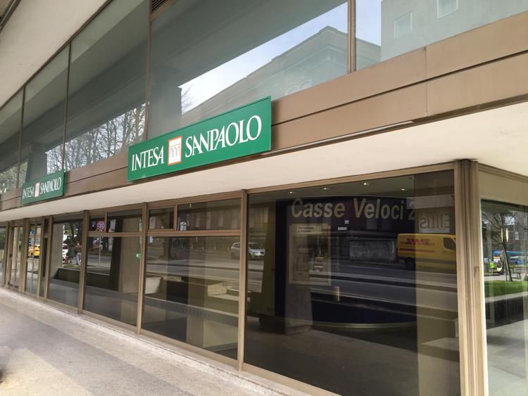 Banche in rosso in Borsa Milano: una filiale di Intesa Sp (Infophoto)