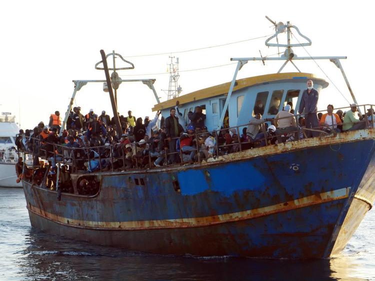 Uno sbarco di migranti (Infophoto)