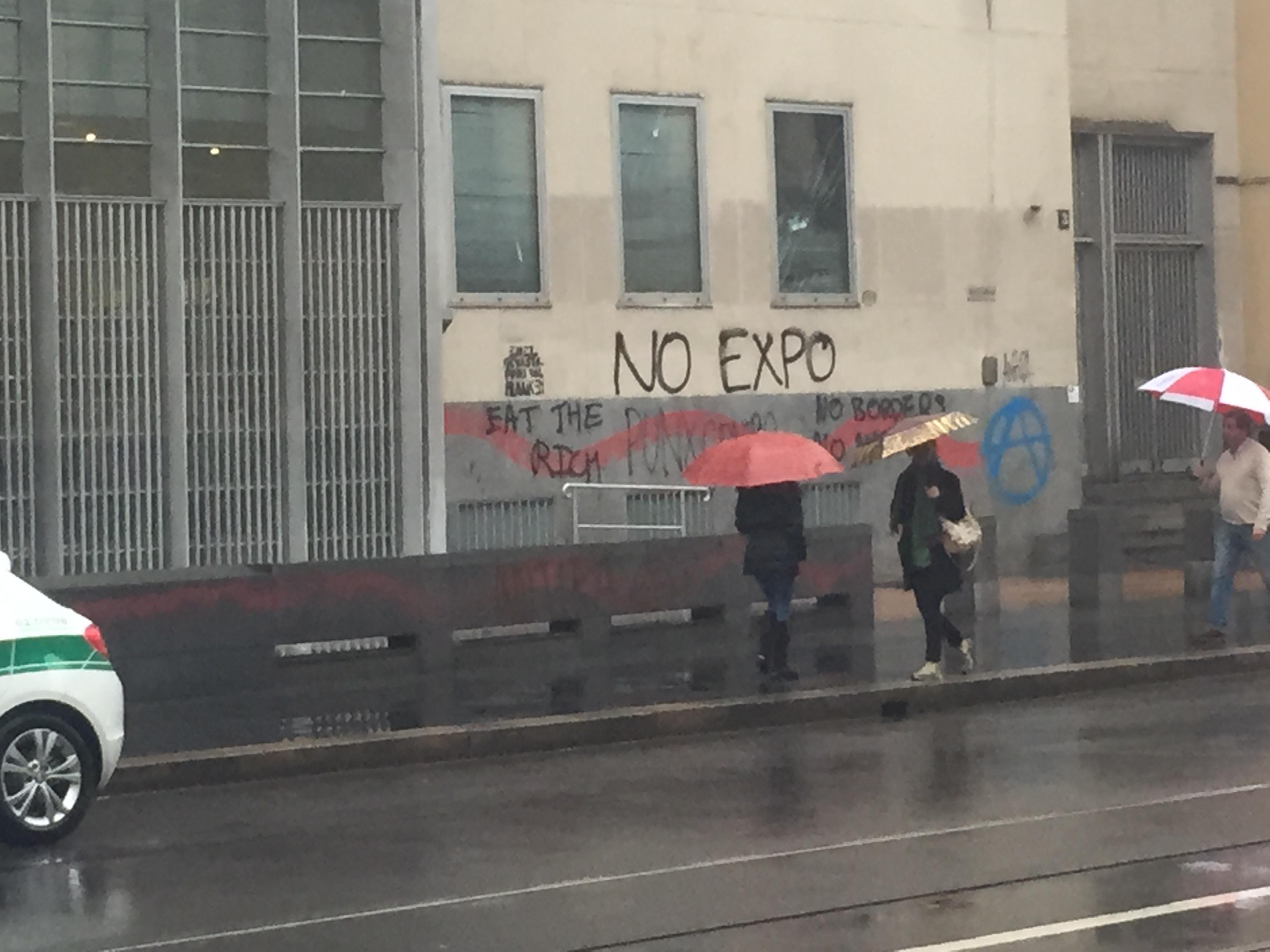 Uno degli slogan lasciato dai manifestanti durante il corteo 'No Expo'