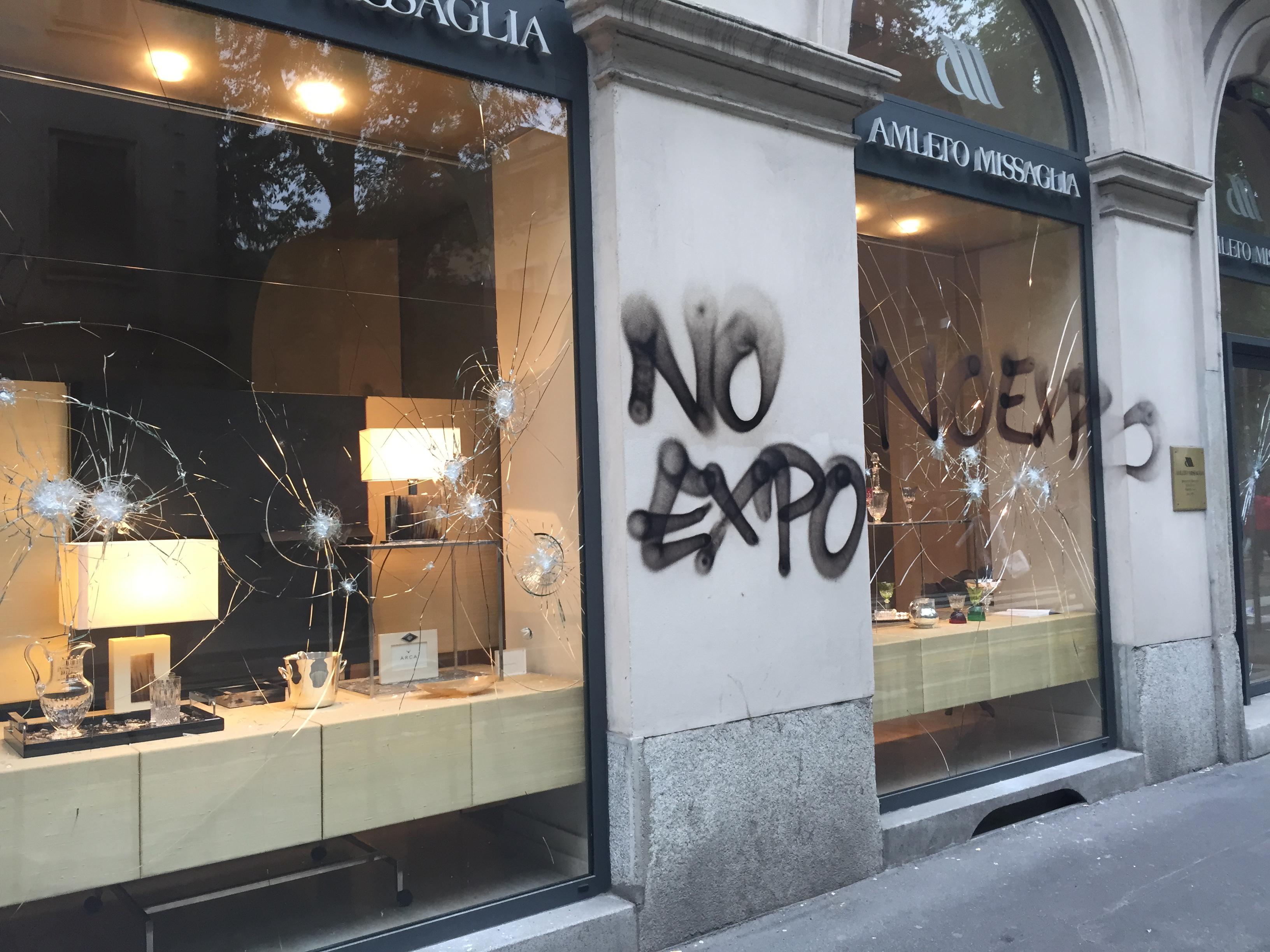 Una vetrina devastata durante il corteo 'No Expo'