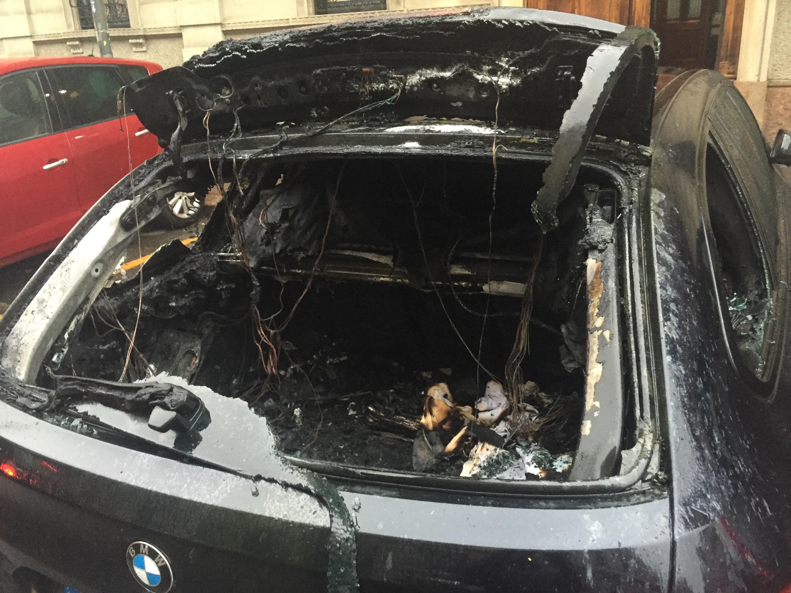 Auto bruciata da incappucciati e black bloc durante il corteo 'No Expo'