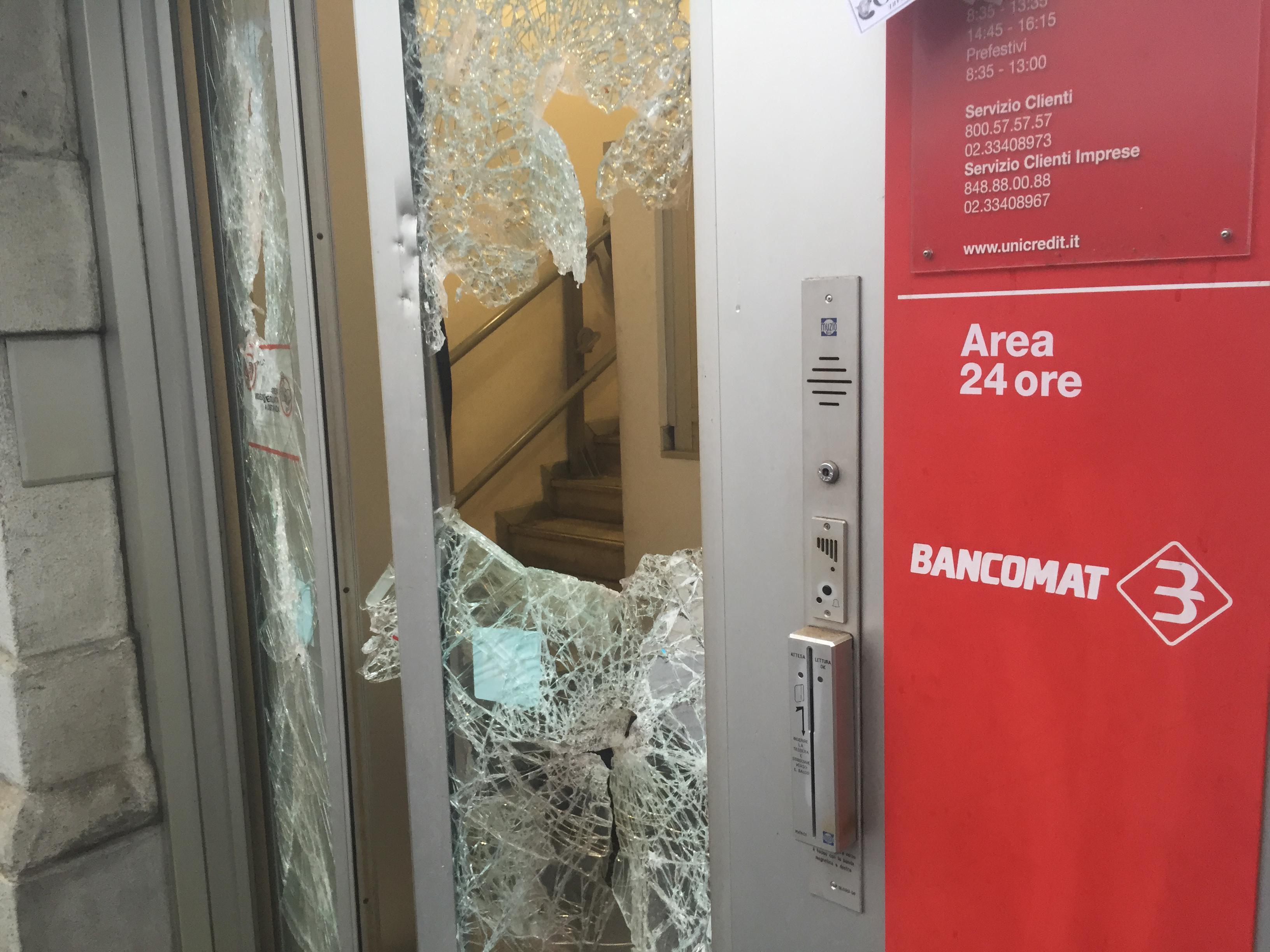 Una vetrina Unicredit devastata durante il corteo 'No Expo'