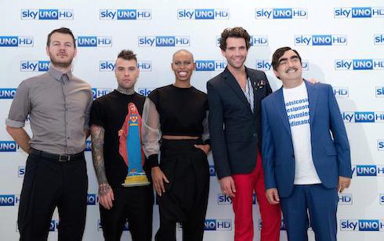 Da sinistra: Alessandro Cattelan, conduttore di X Factor 2015, e la nuova giuria: Fedez, Skin, Mika ed Elio