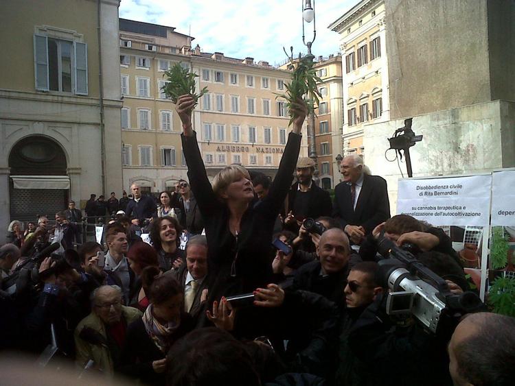 Rita Bernardini e Marco Pannella ad una manifestazione davanti Montecitorio per la legalizzazione della cannabis