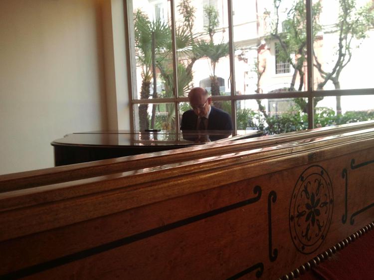 Fi: Berlusconi atteso in hotel a Bari, mentre lo aspetta Sisto suona il piano