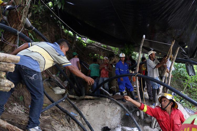 Soccorritori a lavoro nella miniera nella località di Rio Sucio  (Foto Afp) - AFP