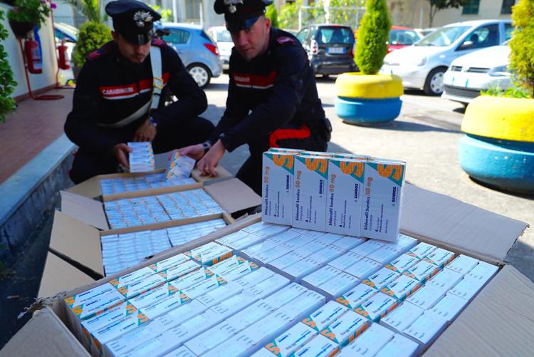 Napoli: sequestrate 2mila confezioni viagra, denunciata figlia boss