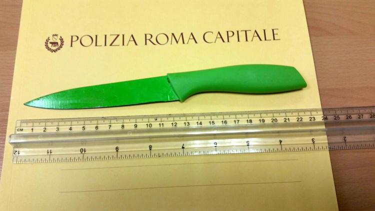 Roma: minaccia minori con un coltello, fermato da un vigile