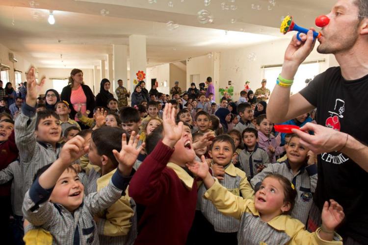 Libano: militari italiani Unifil portano 'clown therapy' tra i bambini libanesi
