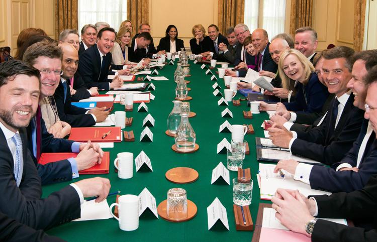 La prima riunione a Downing Street del nuovo governo guidato da David Cameron (Foto Afp) 