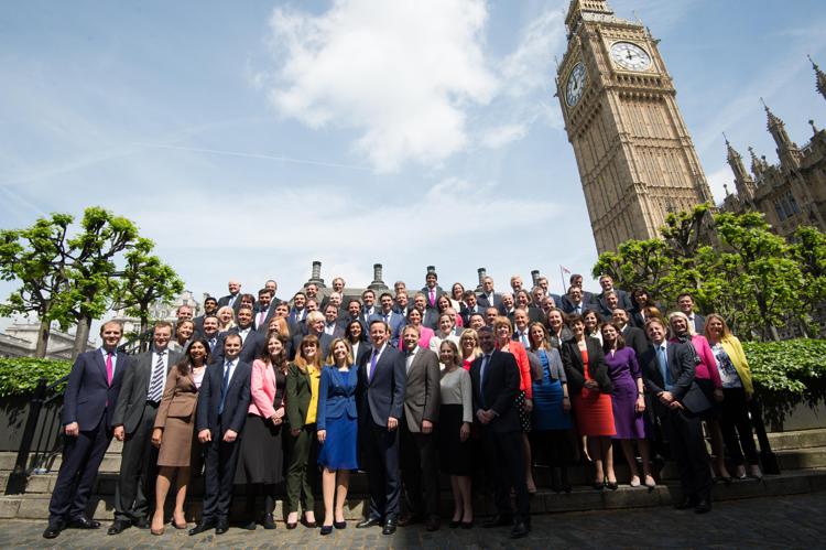 Il premier David Cameron alla Camera dei Comuni con i neo-eletti deputati del Partito conservatore. 