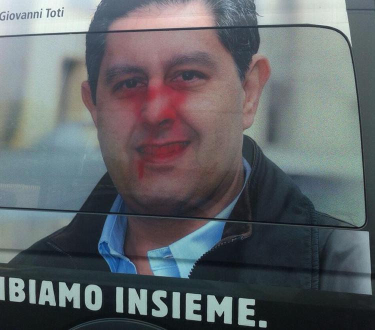 Liguria: imbrattato furgone elettorale Toti