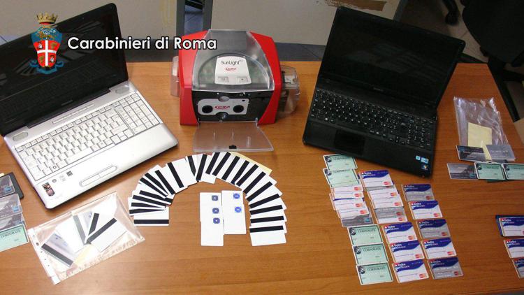 Roma: clonava carte di credito, arrestato pirata informatico