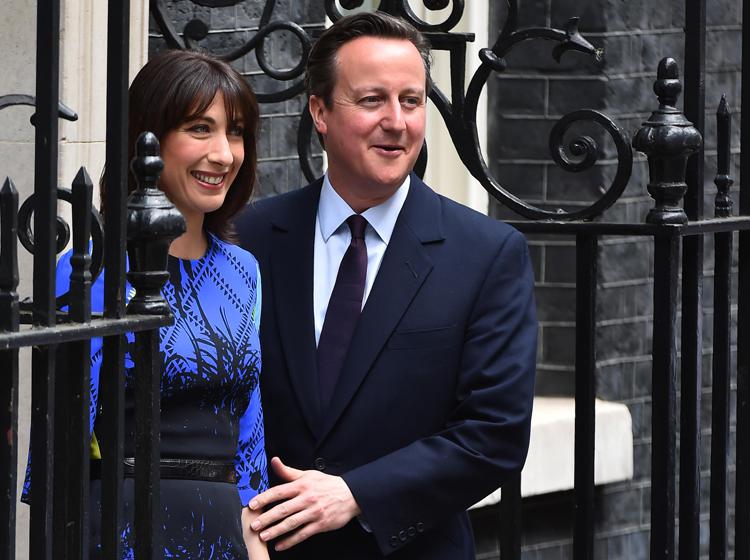 Il premier britannico David Cameron e la moglie Samantha posano per i fotografi davanti al Numero 10 di Downing Street (Foto Afp) 