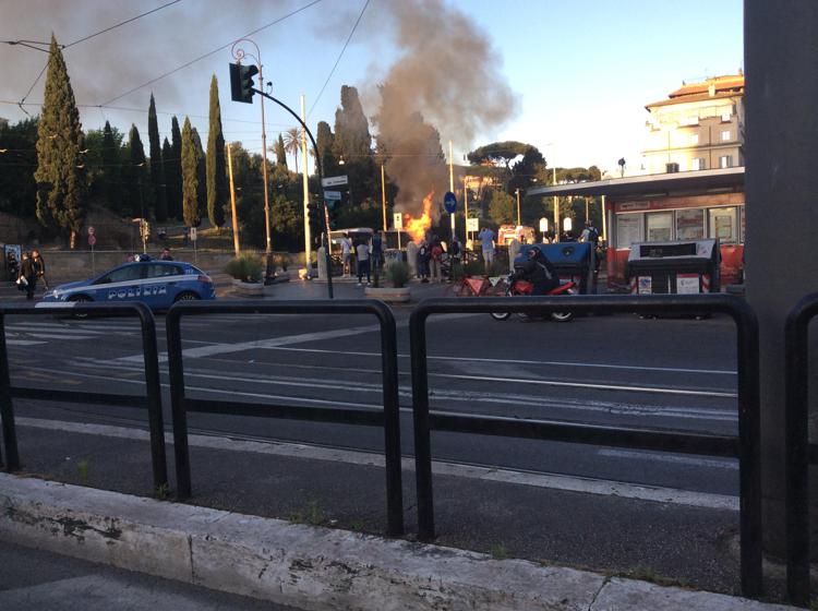 Roma, autobus in fiamme al Colosseo. Attimi di paura, ma tutti i passeggeri sono illesi
