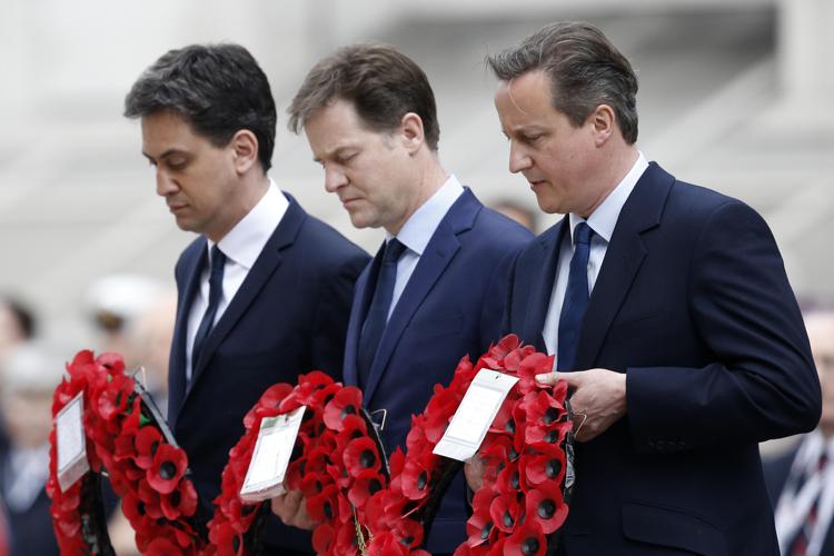  David Cameron, Ed Miliband e  Nick Clegg alla cerimonia del VE Day.  - (foto AFP)
