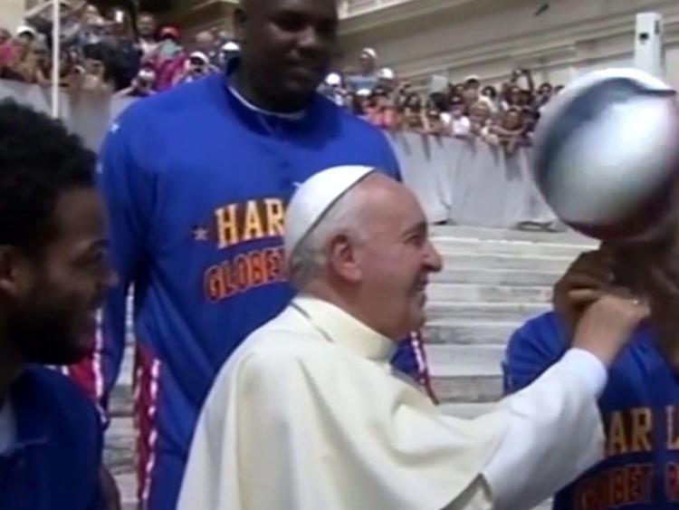 Papa Bergoglio gioca a basket con i Globetrotters