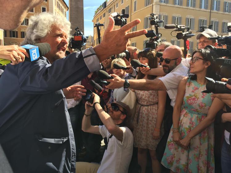 Beppe Grillo in Piazza Montecitorio (Foto AdnKronos)