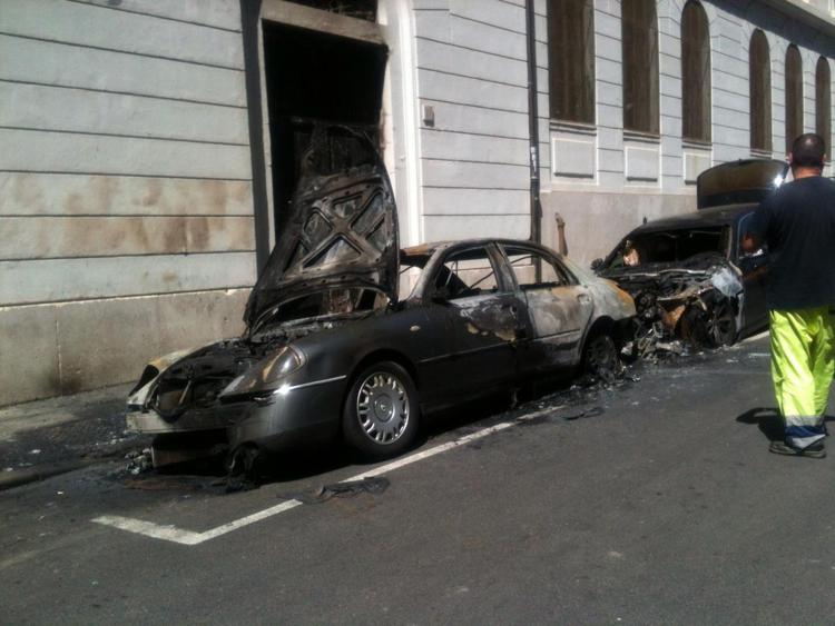 Auto bruciate in via Ariosto (foto Adnkronos)