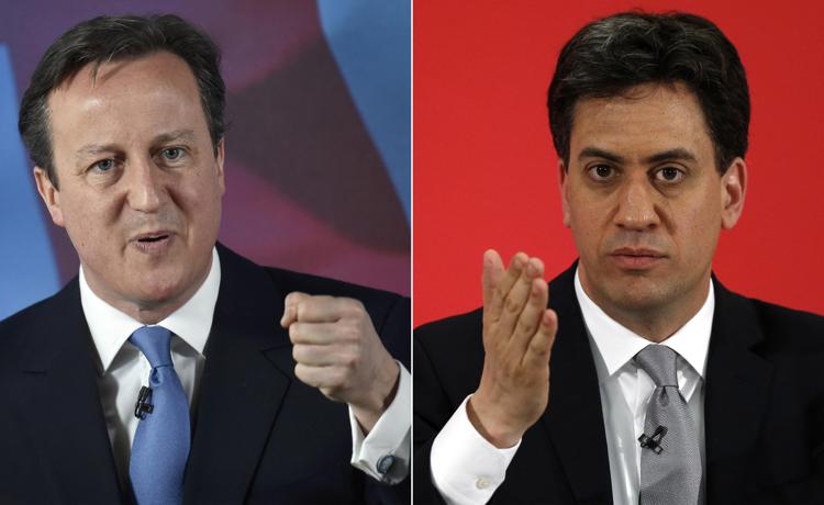 Il leader conservatore e premier britannico David Cameron (a destra) e il leader laburista Ed Miliband. (Foto Afp)