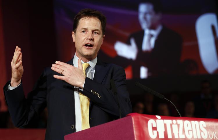 Il leader Liberal democratico e vice premier britannico Nick Clegg durante la campagna elettorale (Foto Afp) 