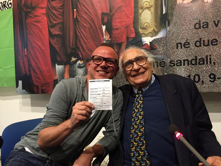 Gigi D'Alessio con Marco Pannella e la ricevuta dell'iscrizione al Partito Radicale