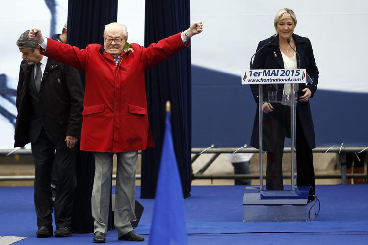  Jean-Marie Le Pen e la figlia Marine sul palco   il 1 maggio,alla manifestazione per Jeanne d'Arc  - (AFP)