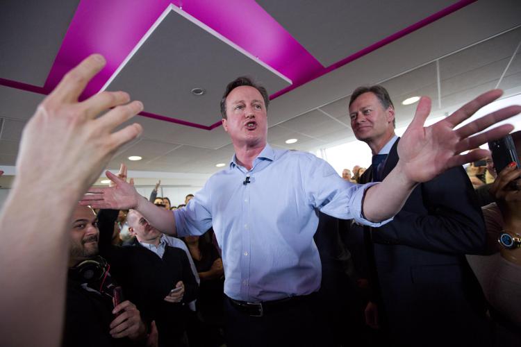 Il premier e leader conservatore David Cameron a Hendon, nel nord di Londra, nel penultimo giorno di campagna elettorale (Foto Afp)