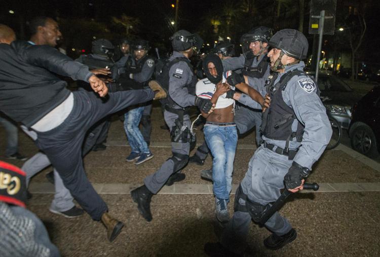 Scontri a Tel Aviv fra ebrei etiopi e polizia israeliana.   - (Foto AFP)