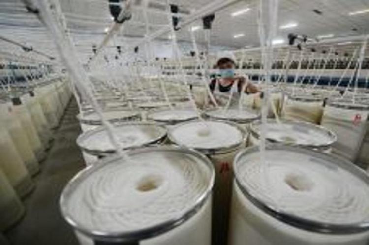 Pmi manifatturiero Cina rallenta: fabbrica tessile nell'Hebei (Infophoto). - manifattura Cina