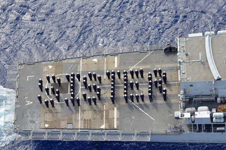Gb: marinai Royal navy formano parola 'sister' in onore principessa