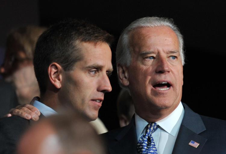 Beau Biden con il padre Joe alla Convention democratica del 2008 a Denver (Foto Afp)