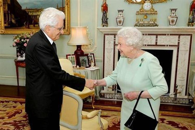 Il Presidente della Repubblica  Sergio Mattarella con la Regina Elisabetta II a Buckingham Palace 