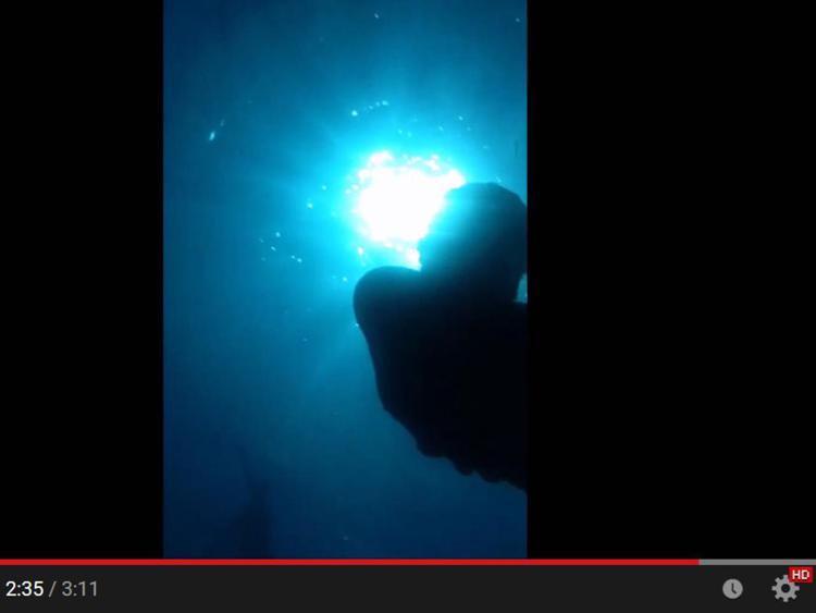 Uno scatto dal filmato dell'iPhone in mare