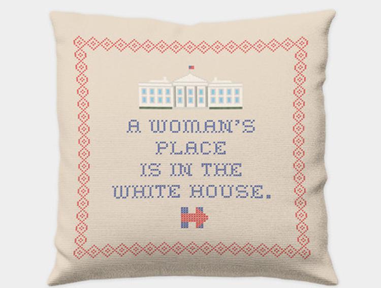 Usa: da tazze a cuscini, online i gadget della campagna di Hillary Clinton