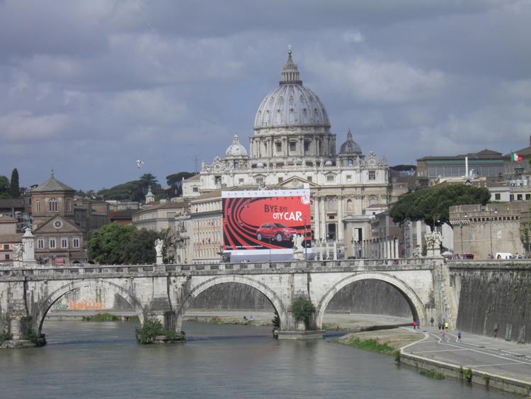 Il cartellone pubblicitario della Fiat a due passi da piazza San Pietro - (Foto M5S)